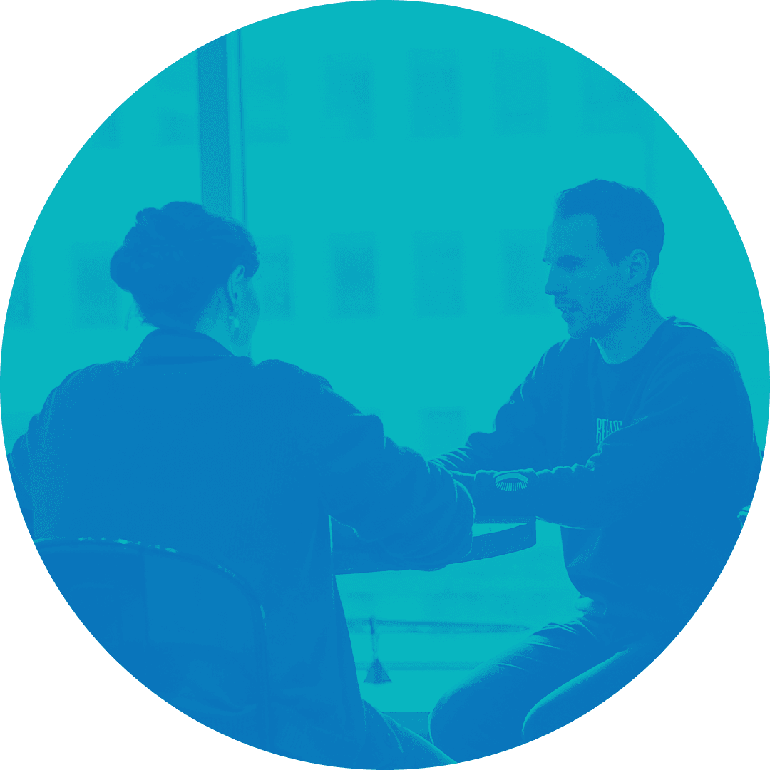 Une conversation en tête-à-tête entre deux employés de Reflector.