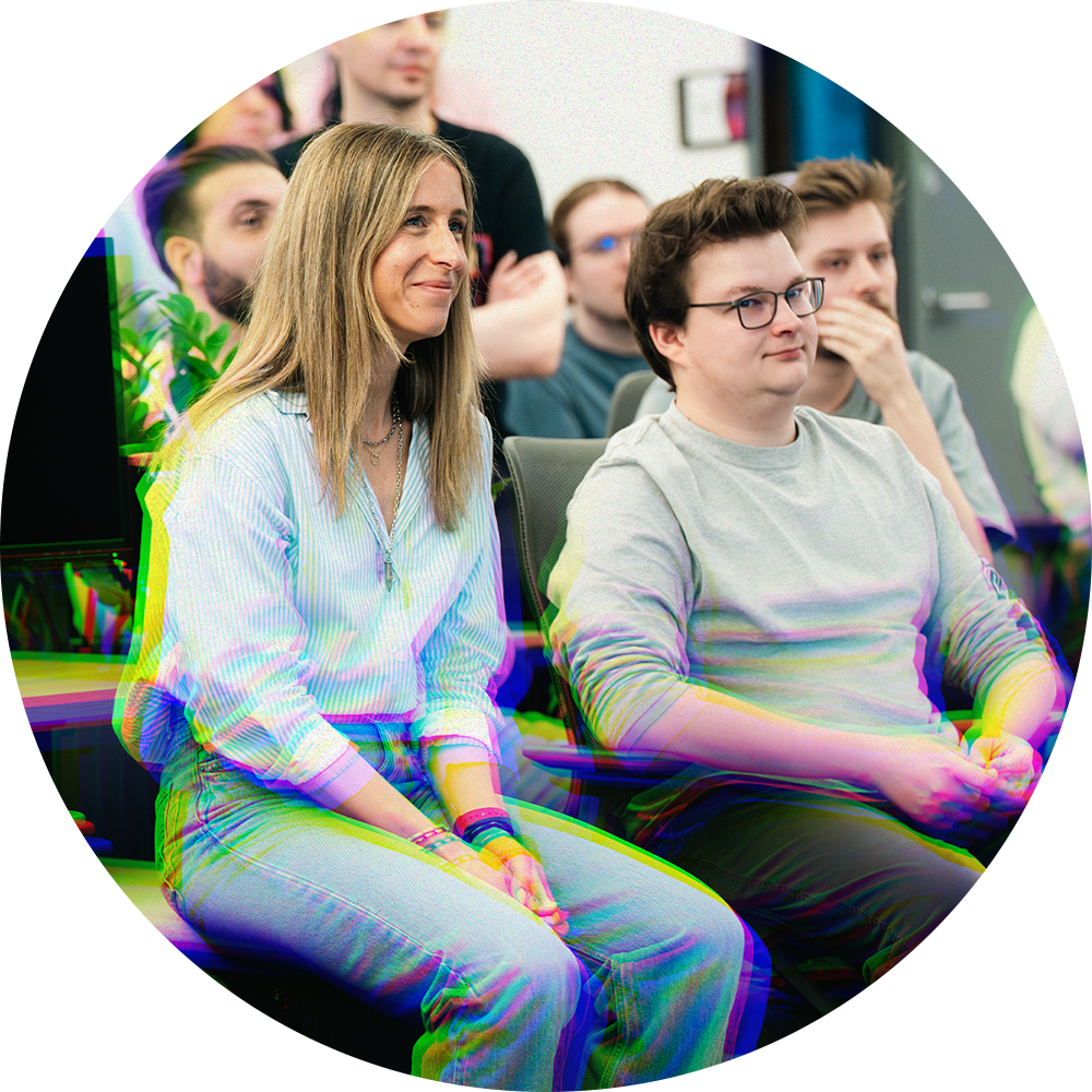 Des employé·e·s du studio montréalais de Reflector échangent des sourires pendant une assemblée générale.